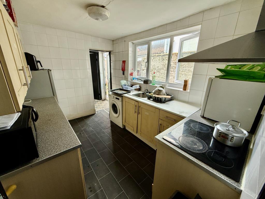 Lot: 65 - FIVE-BEDROOM HOUSE OF MULTIPLE OCCUPATION - Kitchen